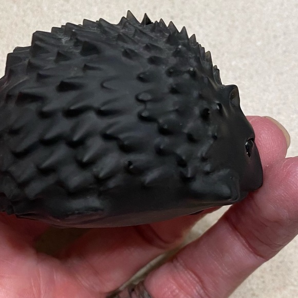 COPY - Black obsidian hedgehog approximately 2.25” x 2” across - Picture 6 of 8